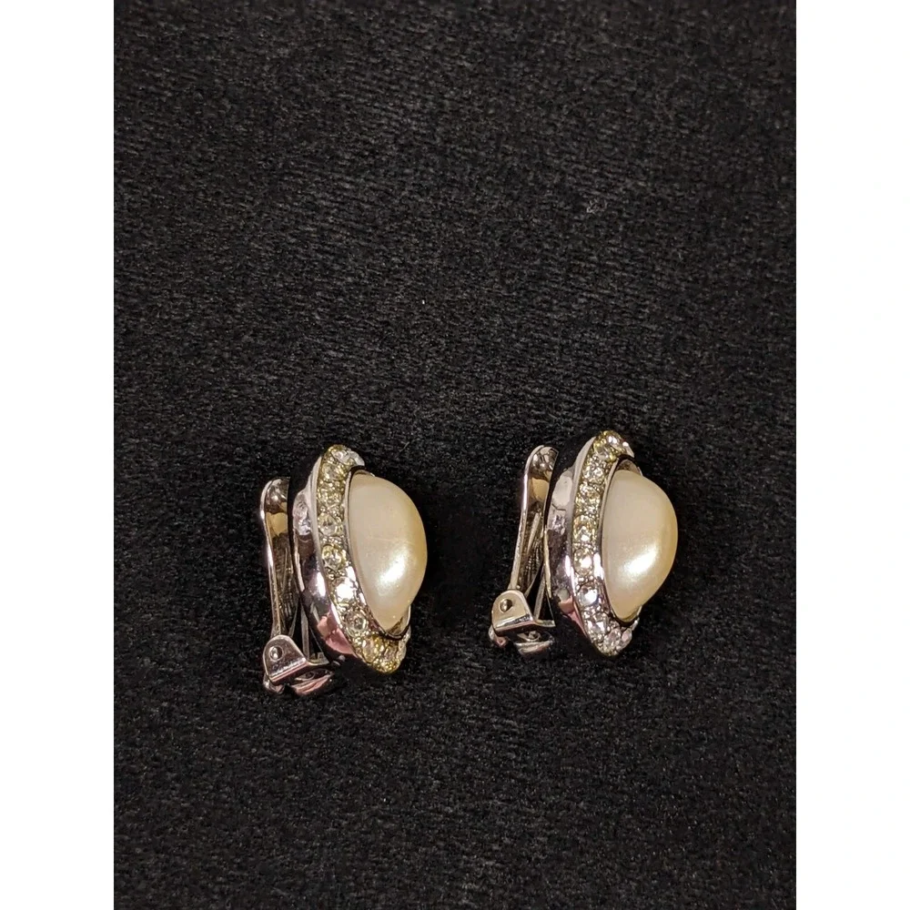 Kenneth Jay Lane KJL Silver Tone Faux Pearl Cabochon Rhinestone Clip‎ Earrings - Picture 4 of 7